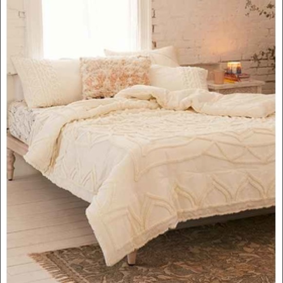 Urban Outfitters Other - Urban Outfitters Chloe Tufted Medallion Comforter